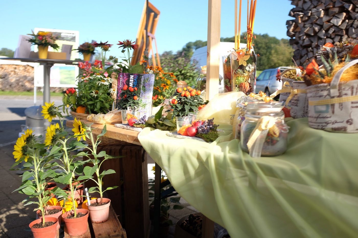 Ein Hofladenmarktstand mit frischen Blumen.