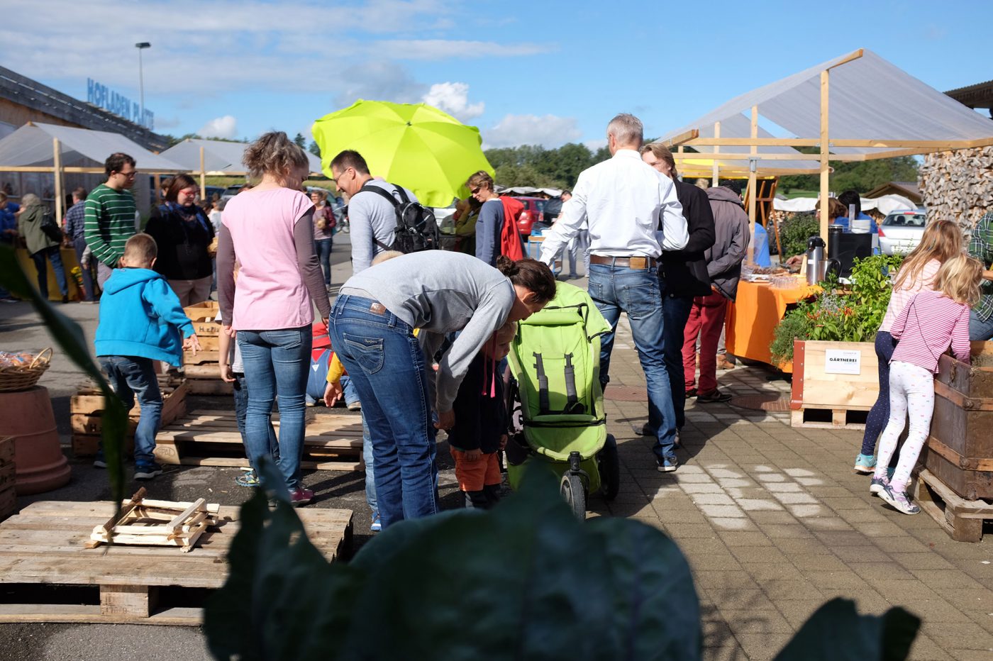 Der Spieleecken am Hofladenfest 2015 ist beliebt, viele Kinder vertun sich beim Spielen.