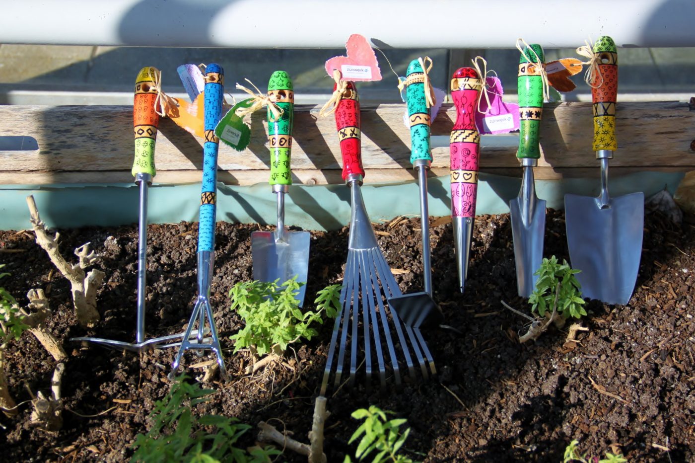 Bunte Gartenwerkzeuge Besen